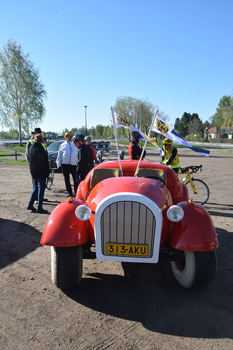 Loviisassa oli paikalla mys Aku Ankan auto, joka sitten johdattikin porukan halki Loviisan.