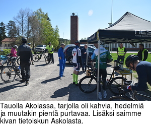 Tauolla Akolassa, tarjolla oli kahvia, hedelmiä ja muutakin pientä purtavaa. Lisäksi saimme kivan tietoiskun Askolasta.
