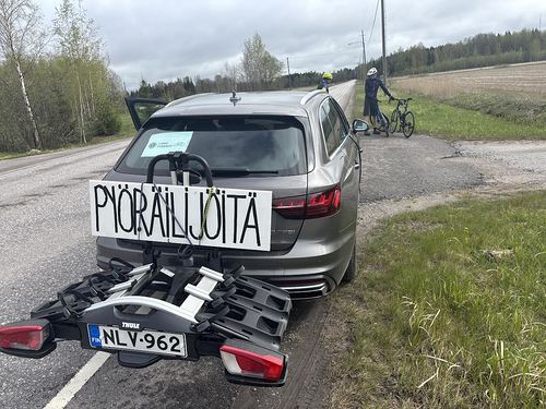 Huoltoautoja oli kaksi, toinen edellä ja tämä perässä varoittamassa muita autoilijoita.