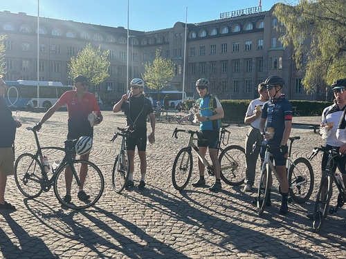 Aurinko paistoi viel illallakin.