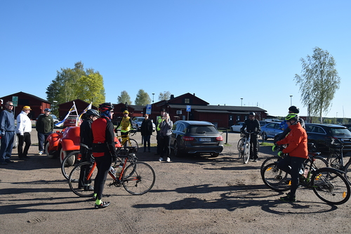 Tässä annetaan vielä vähän ohjeita, kuka ajaa johdossa, kuka pitää perää. Ja viimeisen ajoi huoltoauto turvaamassa porukkaa.