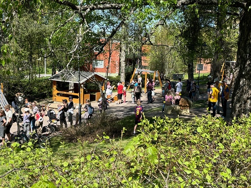 Mntsln Leijonapuistossa oli samaan aikaan perhetapahtuma.