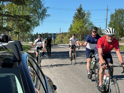Huoltoautolla pyshdeltiin katsomaan, ett kaikki pysyvt letkassa.