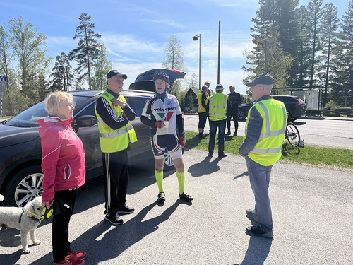 Ja jälleen oli mukavia Lionseja pysähdyspaikalla tarjoilemassa juotavaa ja pientä purtavaa.