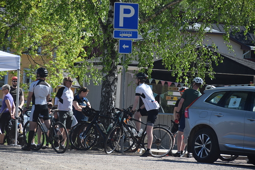 Porvoon leijonat huolehtivat, ett jokainen sai varmasti juotavaa ja pullot tyteen.