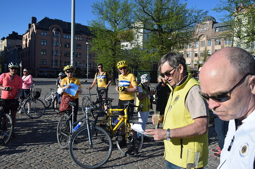 Piirikuvernrimme Pekka Taskinen uki pyrilyss mukana kulkeneen viestin.