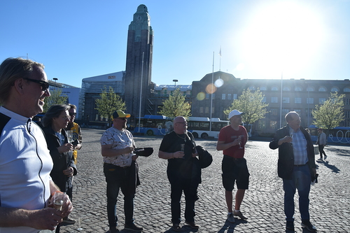 Ja aivan ajoissa perill maalissa, Rautatientorilla.